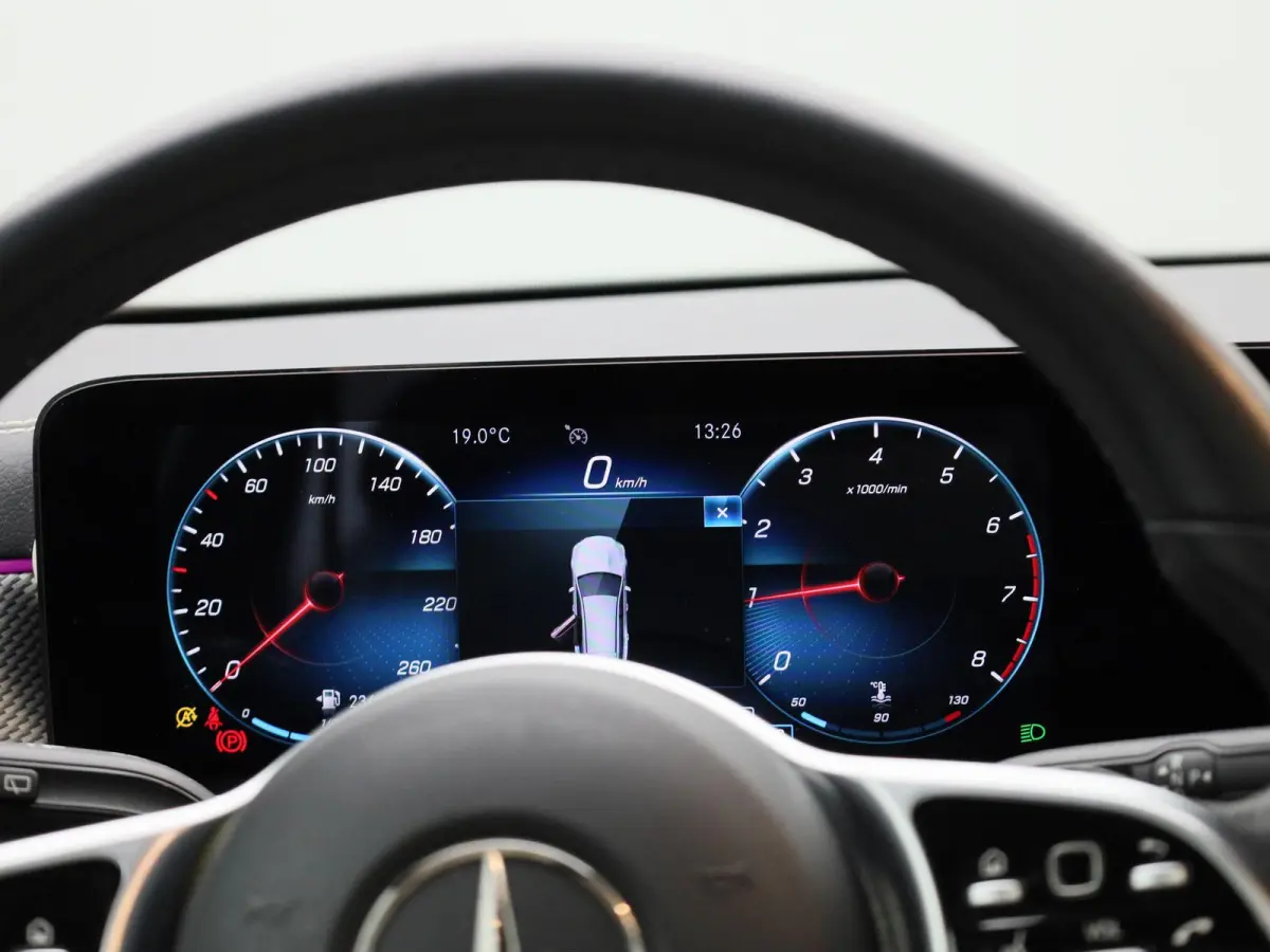 200 Business Solution | Automaat | Panoramadak | Apple Carplay / Android Auto | Stoelverwarming | Sfeerverlichting | Leder | Camera | Parkeer sensoren | Navigatie | Virtual cockpit | Lichtme
