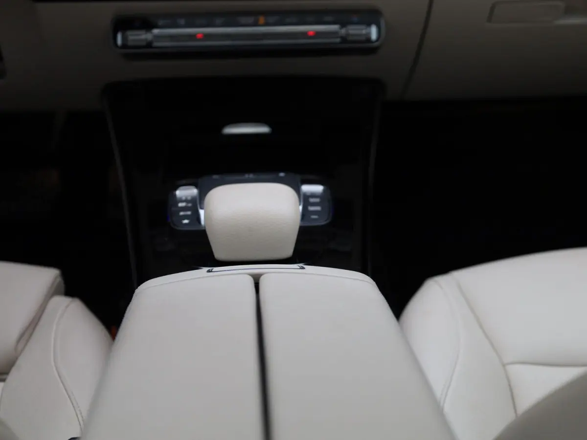 200 Business Solution | Automaat | Panoramadak | Apple Carplay / Android Auto | Stoelverwarming | Sfeerverlichting | Leder | Camera | Parkeer sensoren | Navigatie | Virtual cockpit | Lichtme