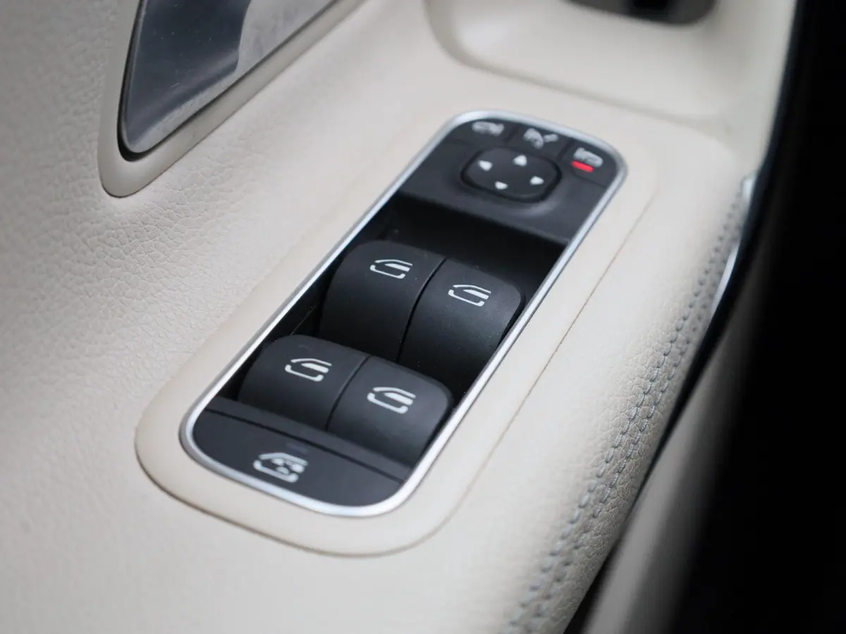 200 Business Solution | Automaat | Panoramadak | Apple Carplay / Android Auto | Stoelverwarming | Sfeerverlichting | Leder | Camera | Parkeer sensoren | Navigatie | Virtual cockpit | Lichtme