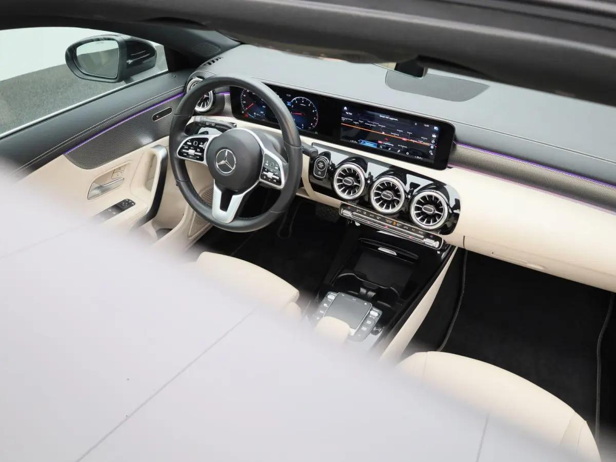 200 Business Solution | Automaat | Panoramadak | Apple Carplay / Android Auto | Stoelverwarming | Sfeerverlichting | Leder | Camera | Parkeer sensoren | Navigatie | Virtual cockpit | Lichtme