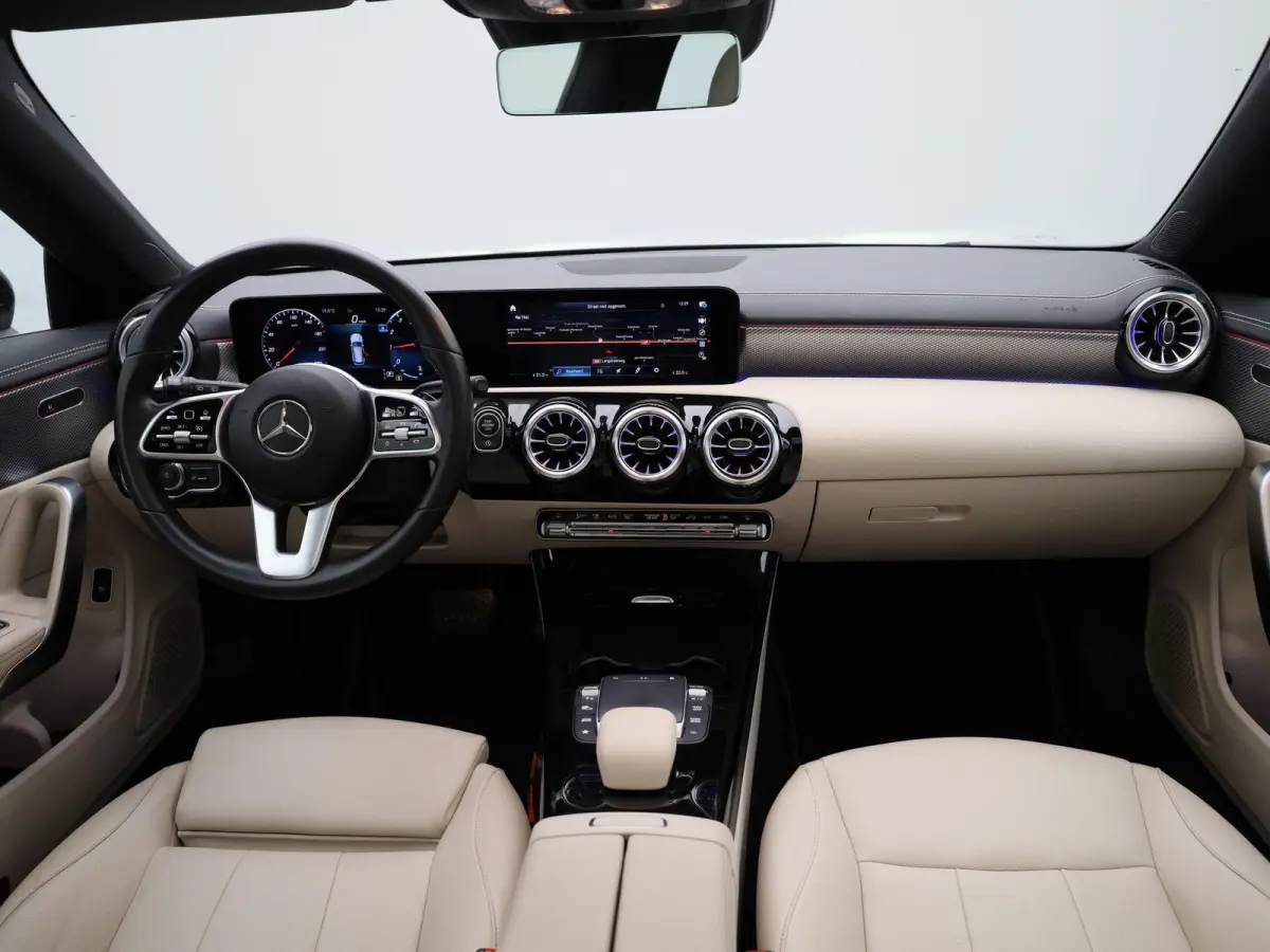 200 Business Solution | Automaat | Panoramadak | Apple Carplay / Android Auto | Stoelverwarming | Sfeerverlichting | Leder | Camera | Parkeer sensoren | Navigatie | Virtual cockpit | Lichtme