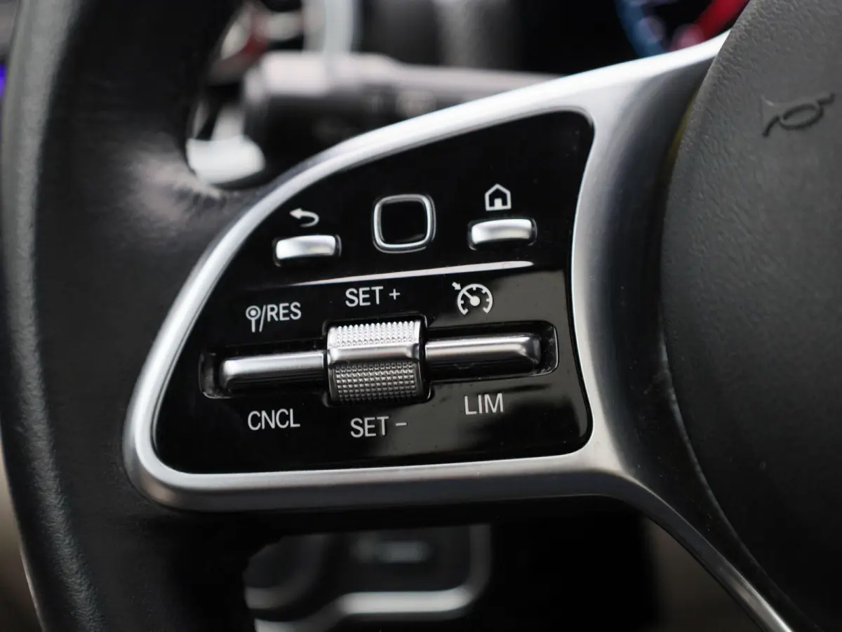 200 Business Solution | Automaat | Panoramadak | Apple Carplay / Android Auto | Stoelverwarming | Sfeerverlichting | Leder | Camera | Parkeer sensoren | Navigatie | Virtual cockpit | Lichtme