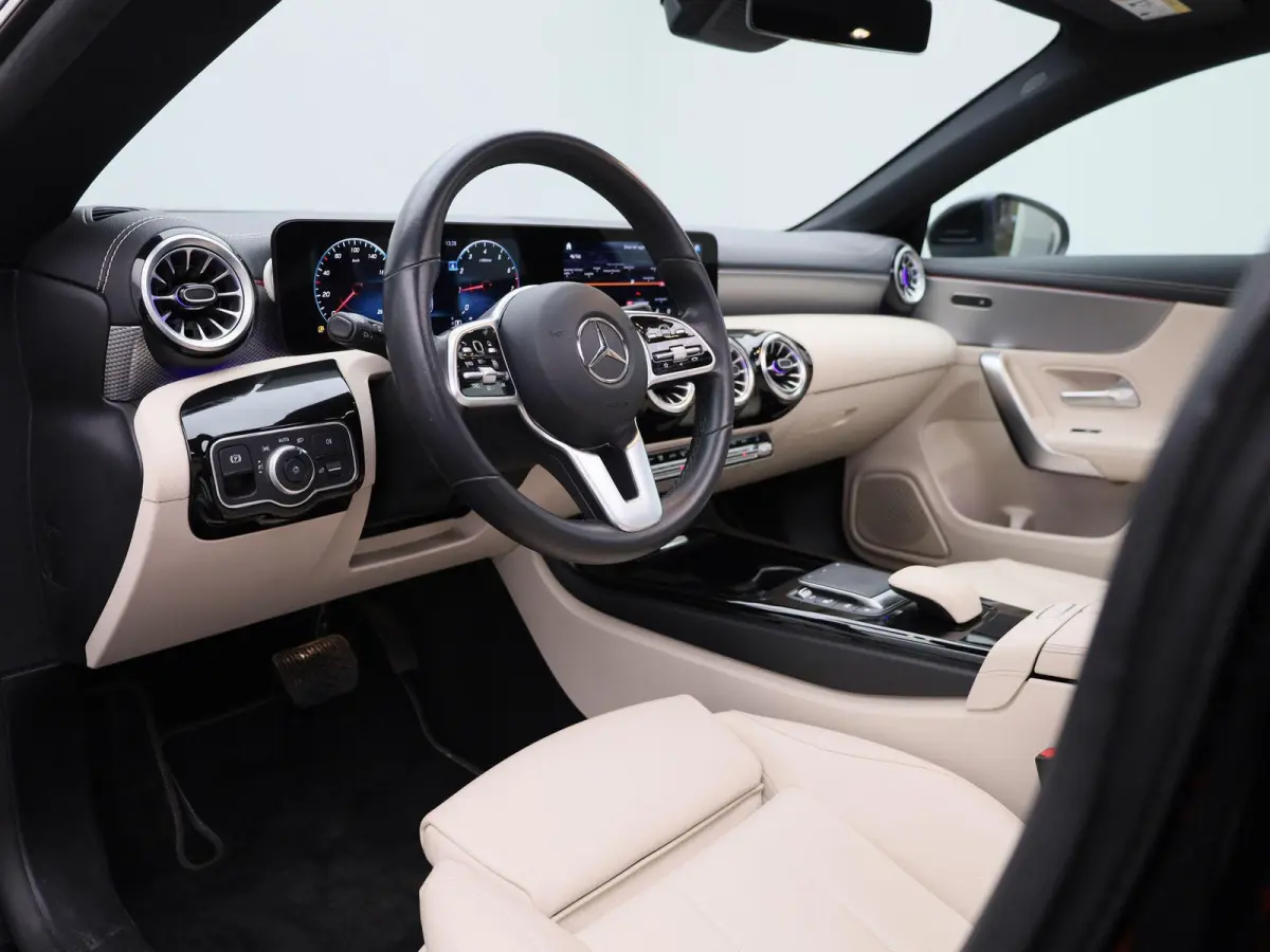 200 Business Solution | Automaat | Panoramadak | Apple Carplay / Android Auto | Stoelverwarming | Sfeerverlichting | Leder | Camera | Parkeer sensoren | Navigatie | Virtual cockpit | Lichtme