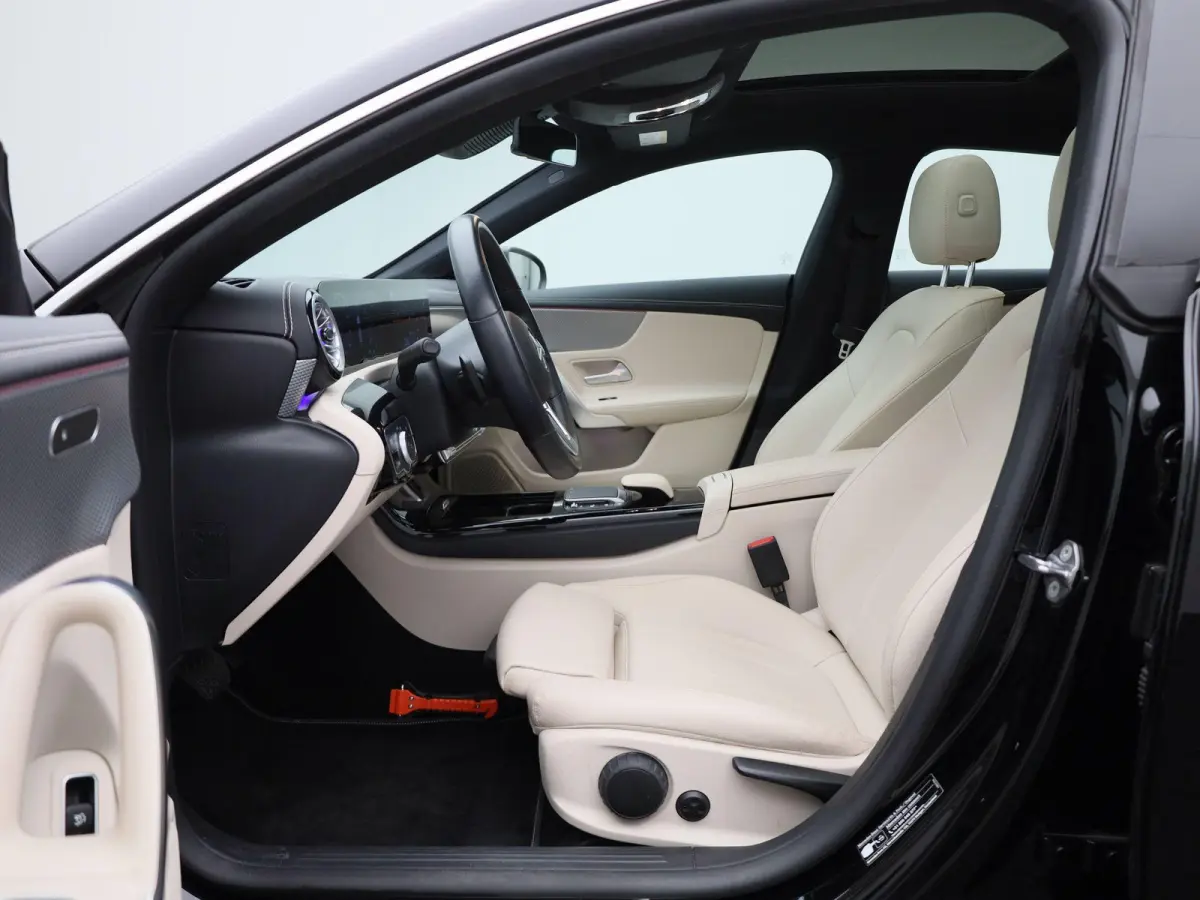 200 Business Solution | Automaat | Panoramadak | Apple Carplay / Android Auto | Stoelverwarming | Sfeerverlichting | Leder | Camera | Parkeer sensoren | Navigatie | Virtual cockpit | Lichtme