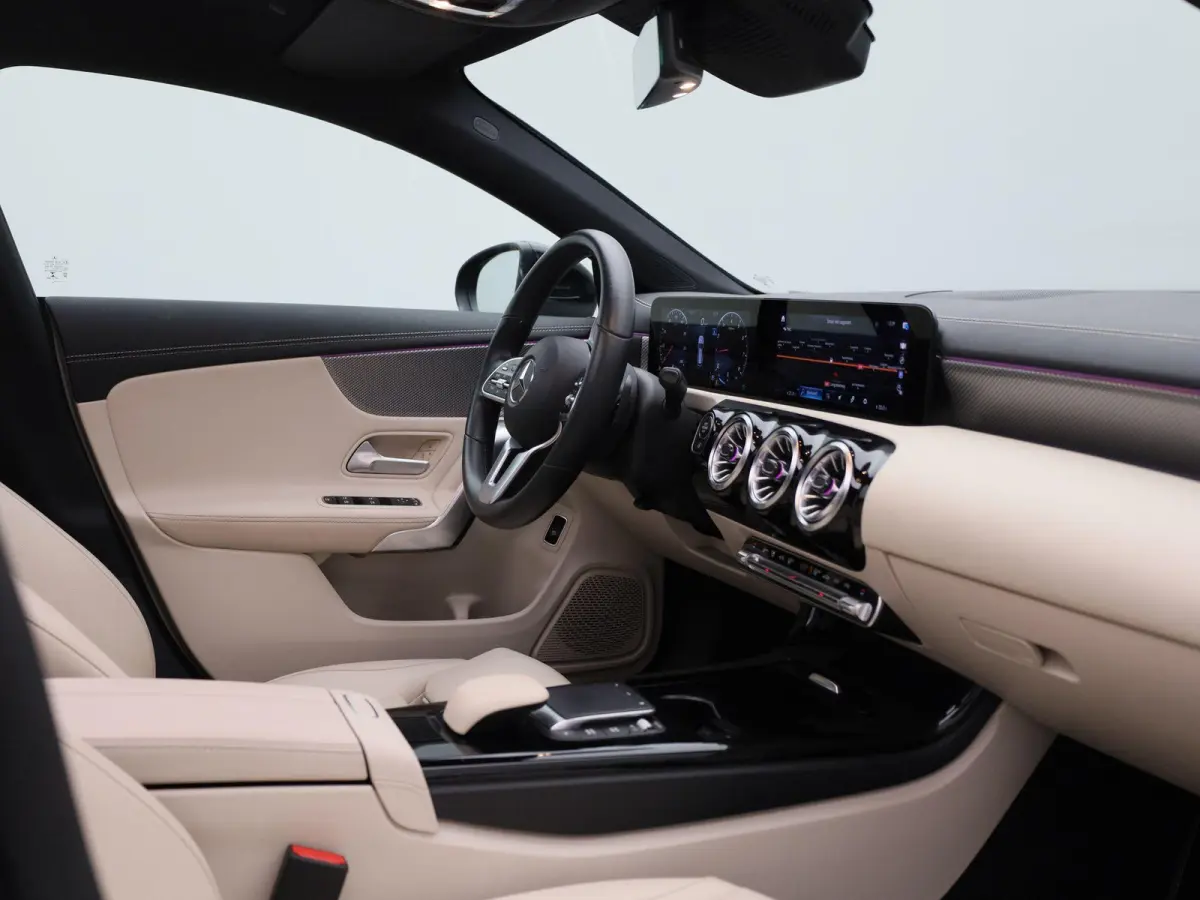 200 Business Solution | Automaat | Panoramadak | Apple Carplay / Android Auto | Stoelverwarming | Sfeerverlichting | Leder | Camera | Parkeer sensoren | Navigatie | Virtual cockpit | Lichtme