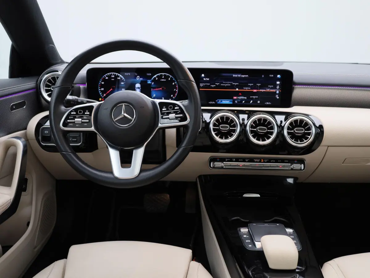 200 Business Solution | Automaat | Panoramadak | Apple Carplay / Android Auto | Stoelverwarming | Sfeerverlichting | Leder | Camera | Parkeer sensoren | Navigatie | Virtual cockpit | Lichtme