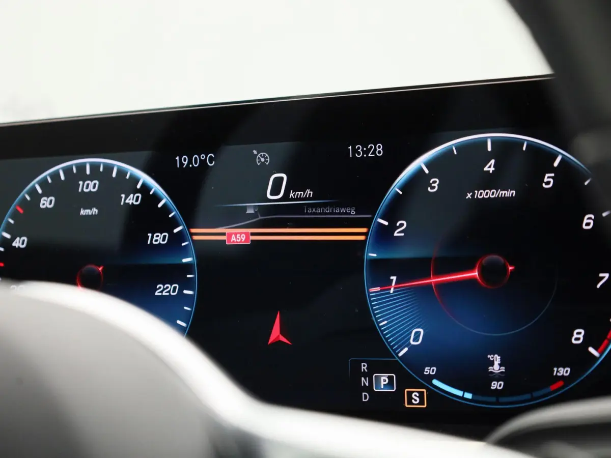 200 Business Solution | Automaat | Panoramadak | Apple Carplay / Android Auto | Stoelverwarming | Sfeerverlichting | Leder | Camera | Parkeer sensoren | Navigatie | Virtual cockpit | Lichtme