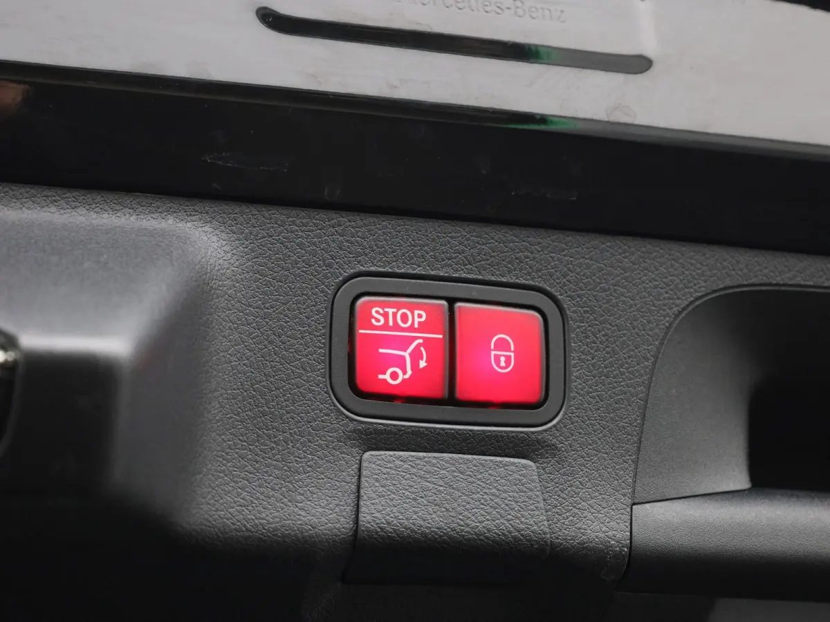 200 Business Solution | Automaat | Panoramadak | Apple Carplay / Android Auto | Stoelverwarming | Sfeerverlichting | Leder | Camera | Parkeer sensoren | Navigatie | Virtual cockpit | Lichtme