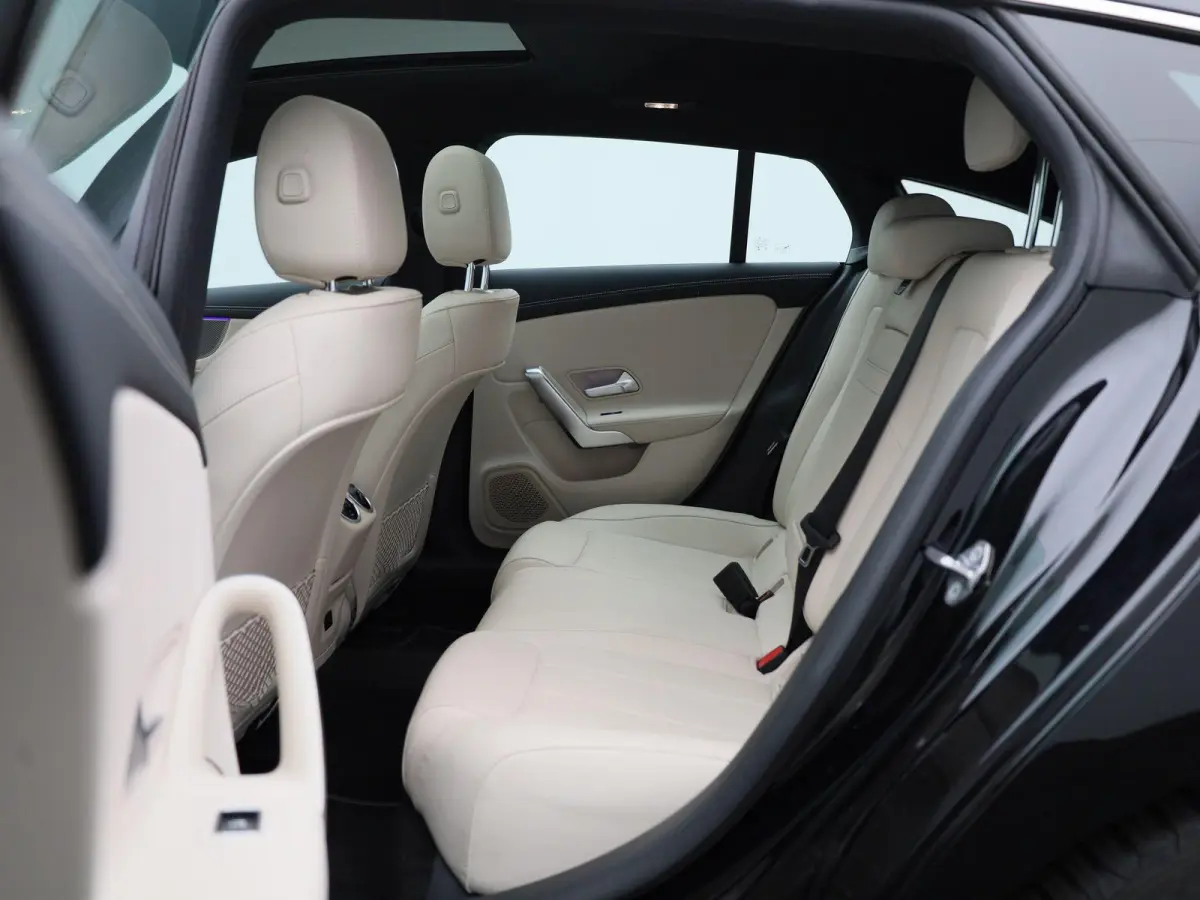 200 Business Solution | Automaat | Panoramadak | Apple Carplay / Android Auto | Stoelverwarming | Sfeerverlichting | Leder | Camera | Parkeer sensoren | Navigatie | Virtual cockpit | Lichtme