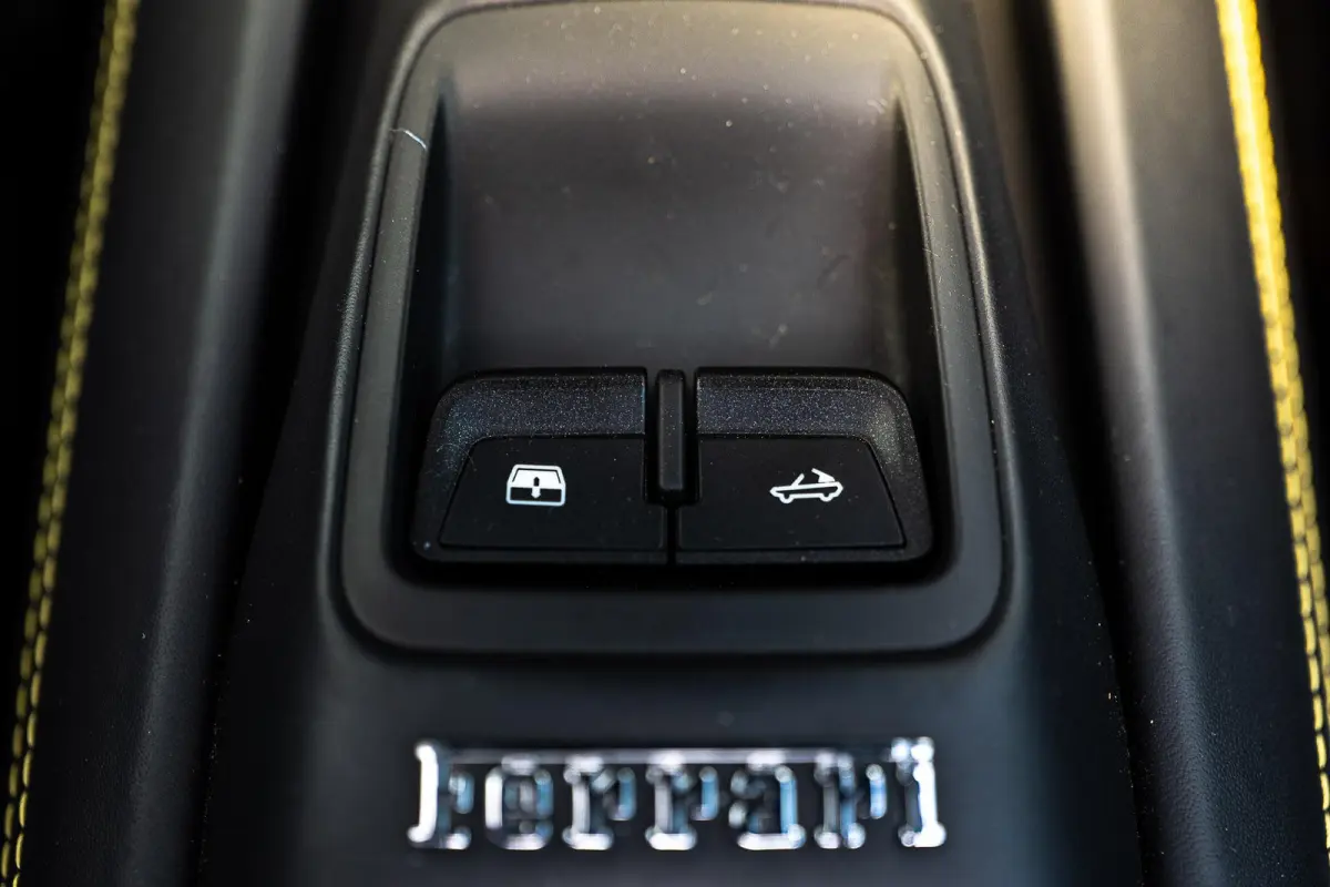3.9 V8 HELE | Lift | Carbon | Racing Seats | Camera |