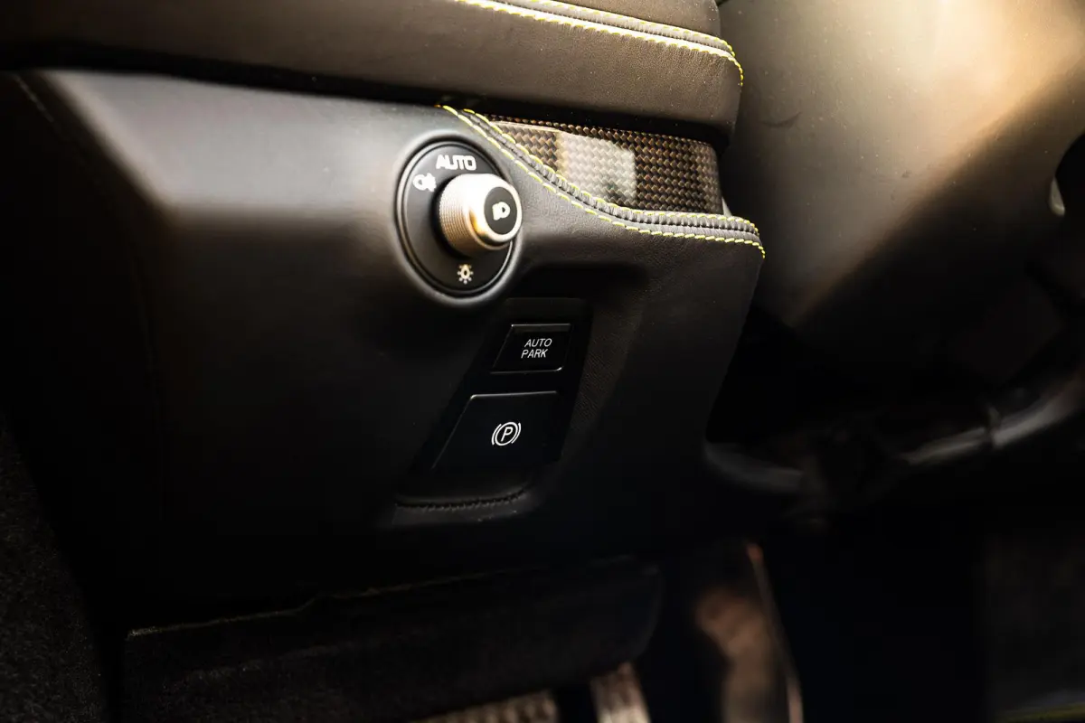 3.9 V8 HELE | Lift | Carbon | Racing Seats | Camera |
