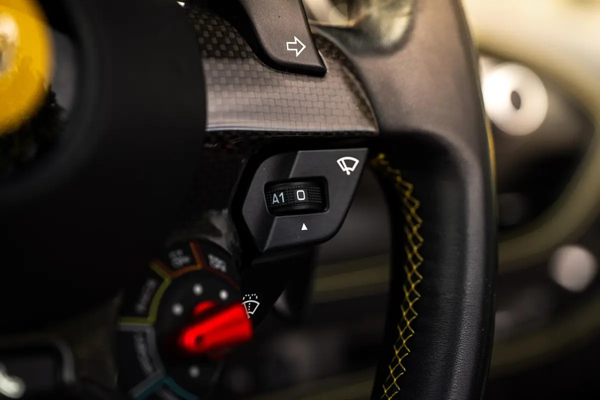 3.9 V8 HELE | Lift | Carbon | Racing Seats | Camera |