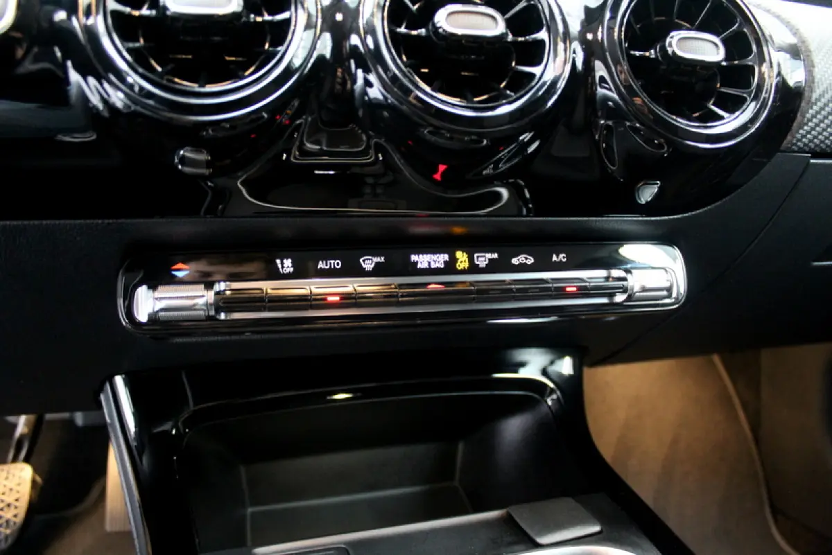 200 Premium Plus 164PK, RIJKLAAR | AUTOMAAT | 18"LM-VELGEN | STOELVERWARMING | NAVIGATIE | CRUISE