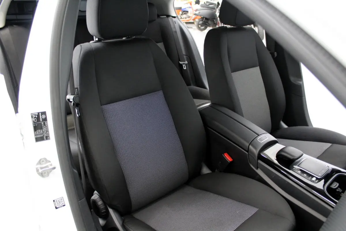 200 Premium Plus 164PK, RIJKLAAR | AUTOMAAT | 18"LM-VELGEN | STOELVERWARMING | NAVIGATIE | CRUISE