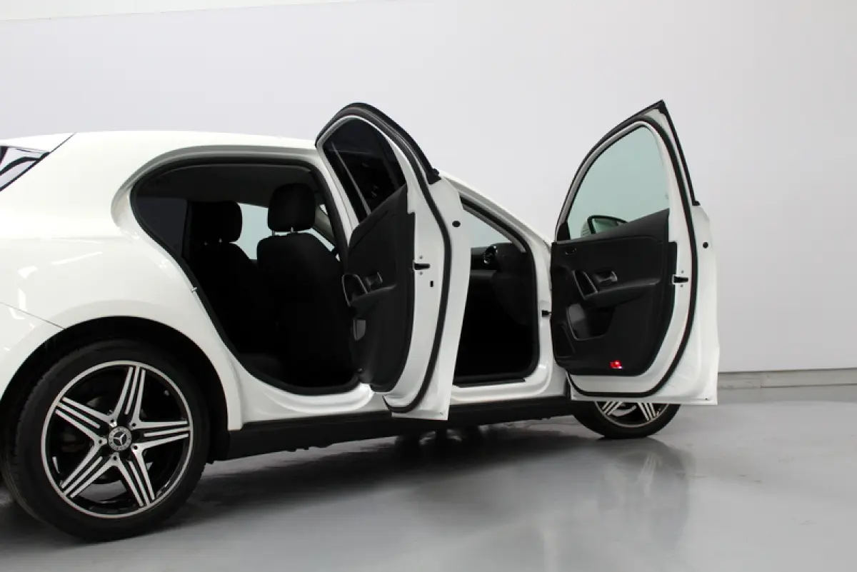200 Premium Plus 164PK, RIJKLAAR | AUTOMAAT | 18"LM-VELGEN | STOELVERWARMING | NAVIGATIE | CRUISE