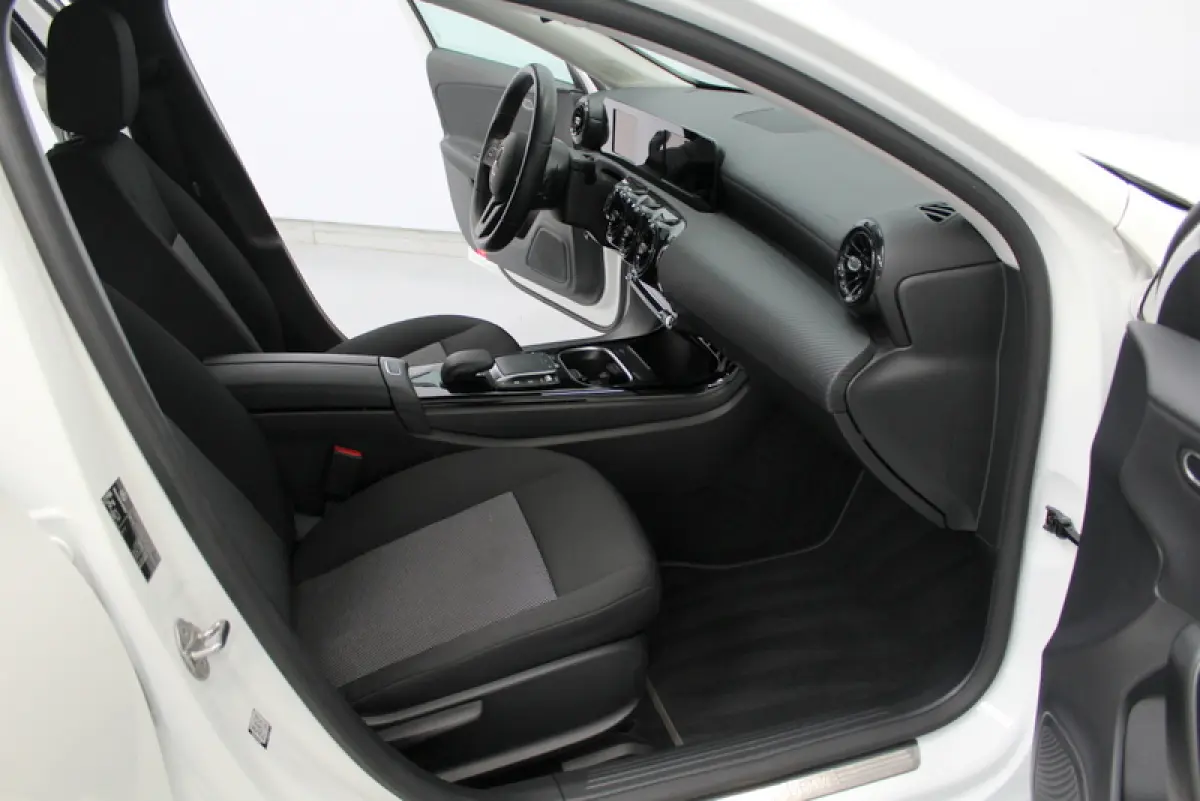 200 Premium Plus 164PK, RIJKLAAR | AUTOMAAT | 18"LM-VELGEN | STOELVERWARMING | NAVIGATIE | CRUISE