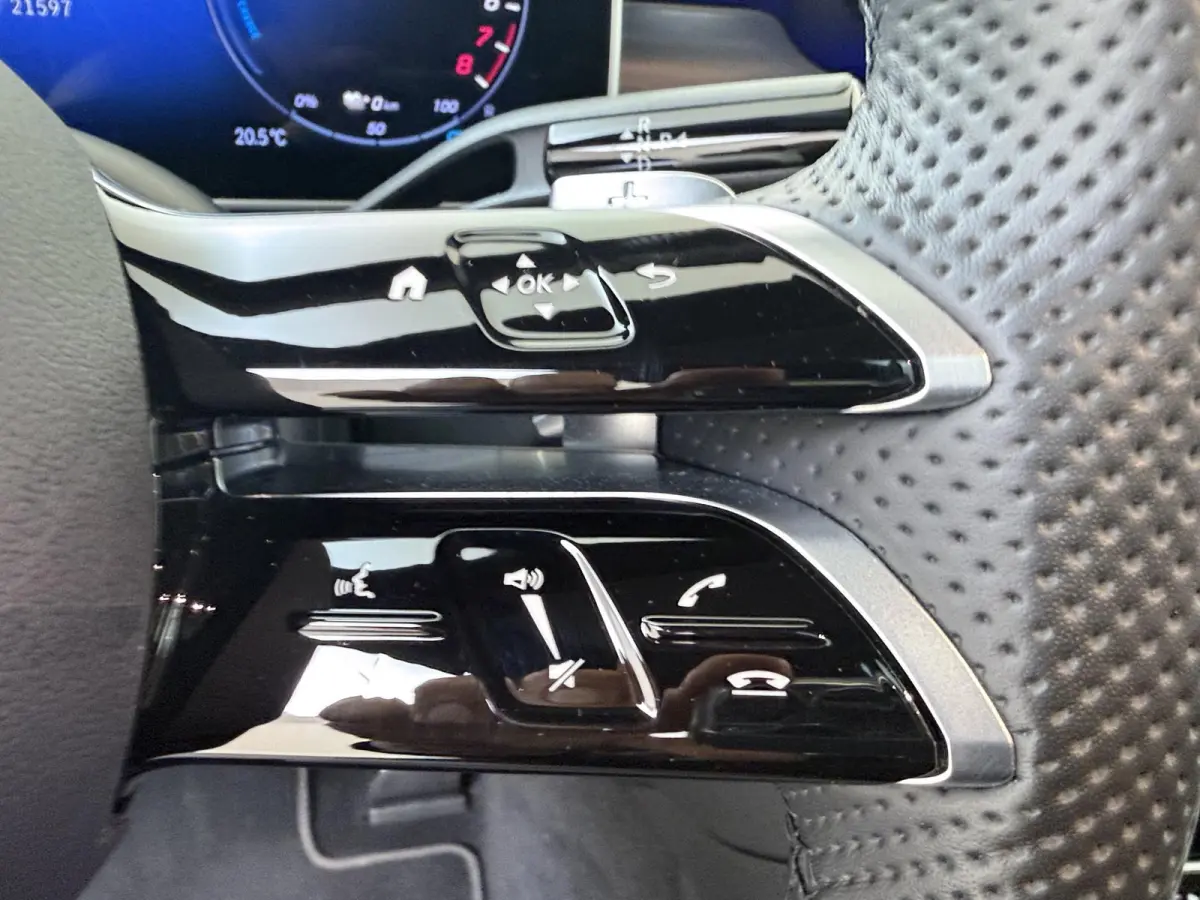 300 e AMG Line / Panoramadak/ 19 inch/ Night/ Burmester/ Digital Light/ Winter Pack/