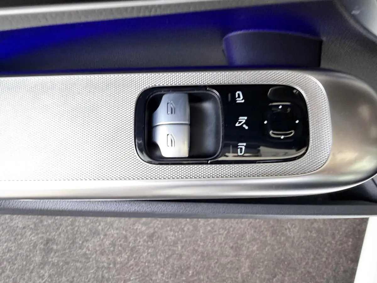 300 e AMG Line / Panoramadak/ 19 inch/ Night/ Burmester/ Digital Light/ Winter Pack/