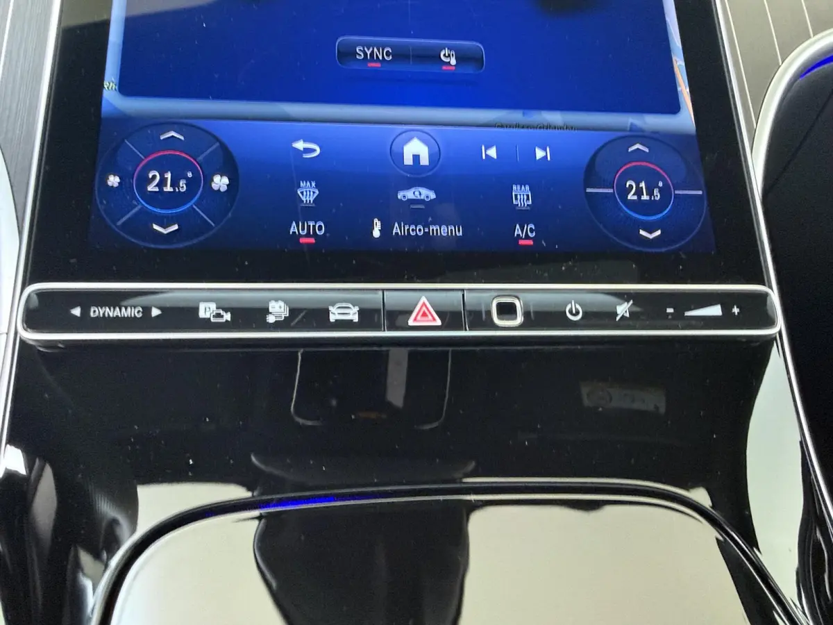 300 e AMG Line / Panoramadak/ 19 inch/ Night/ Burmester/ Digital Light/ Winter Pack/