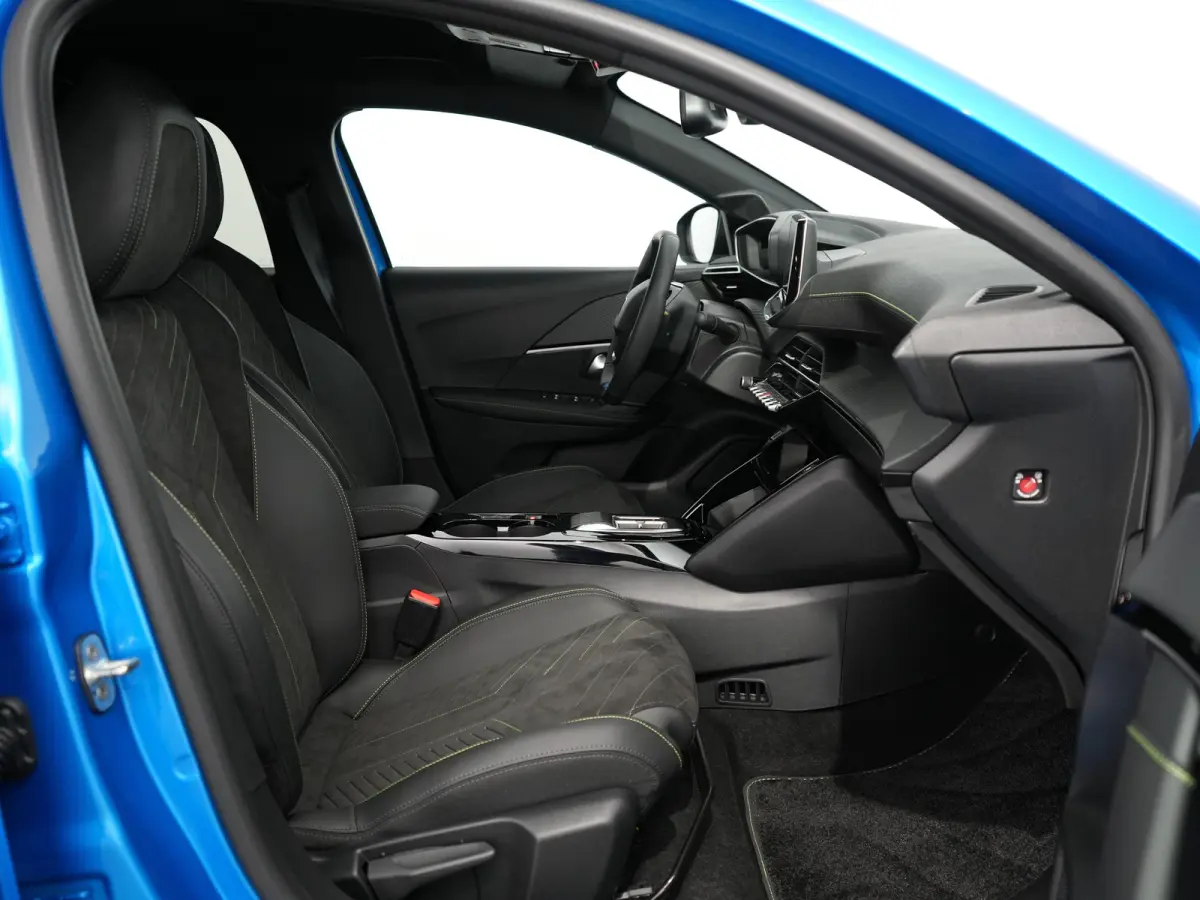 GT | 8 jaar fabrieksgarantie of 160.000 kilometer op het accupakket | Adaptieve cruise control met Stop&Go functie | Armsteunen op de voorportieren bekleed met kunstleder met groen sierstiks
