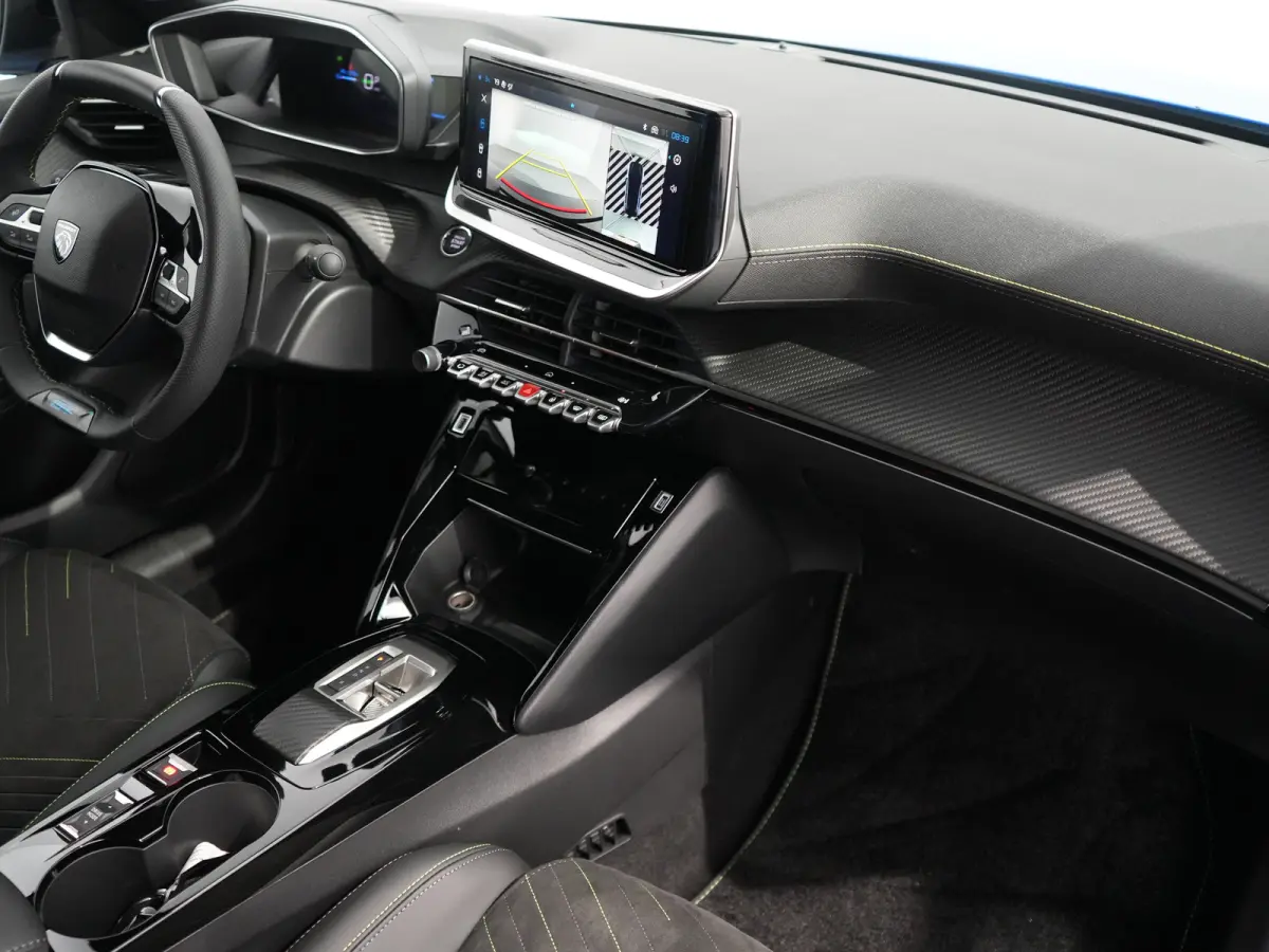 GT | 8 jaar fabrieksgarantie of 160.000 kilometer op het accupakket | Adaptieve cruise control met Stop&Go functie | Armsteunen op de voorportieren bekleed met kunstleder met groen sierstiks