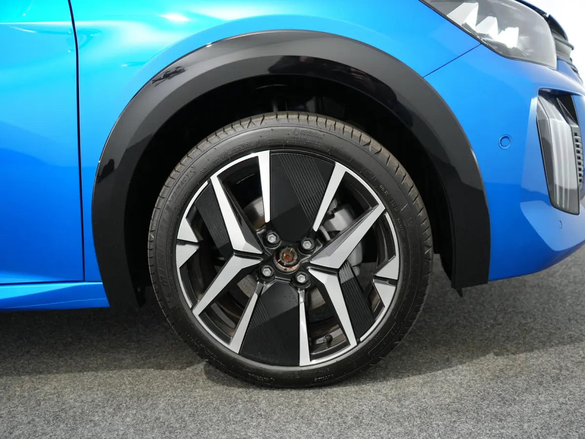 GT | 8 jaar fabrieksgarantie of 160.000 kilometer op het accupakket | Adaptieve cruise control met Stop&Go functie | Armsteunen op de voorportieren bekleed met kunstleder met groen sierstiks