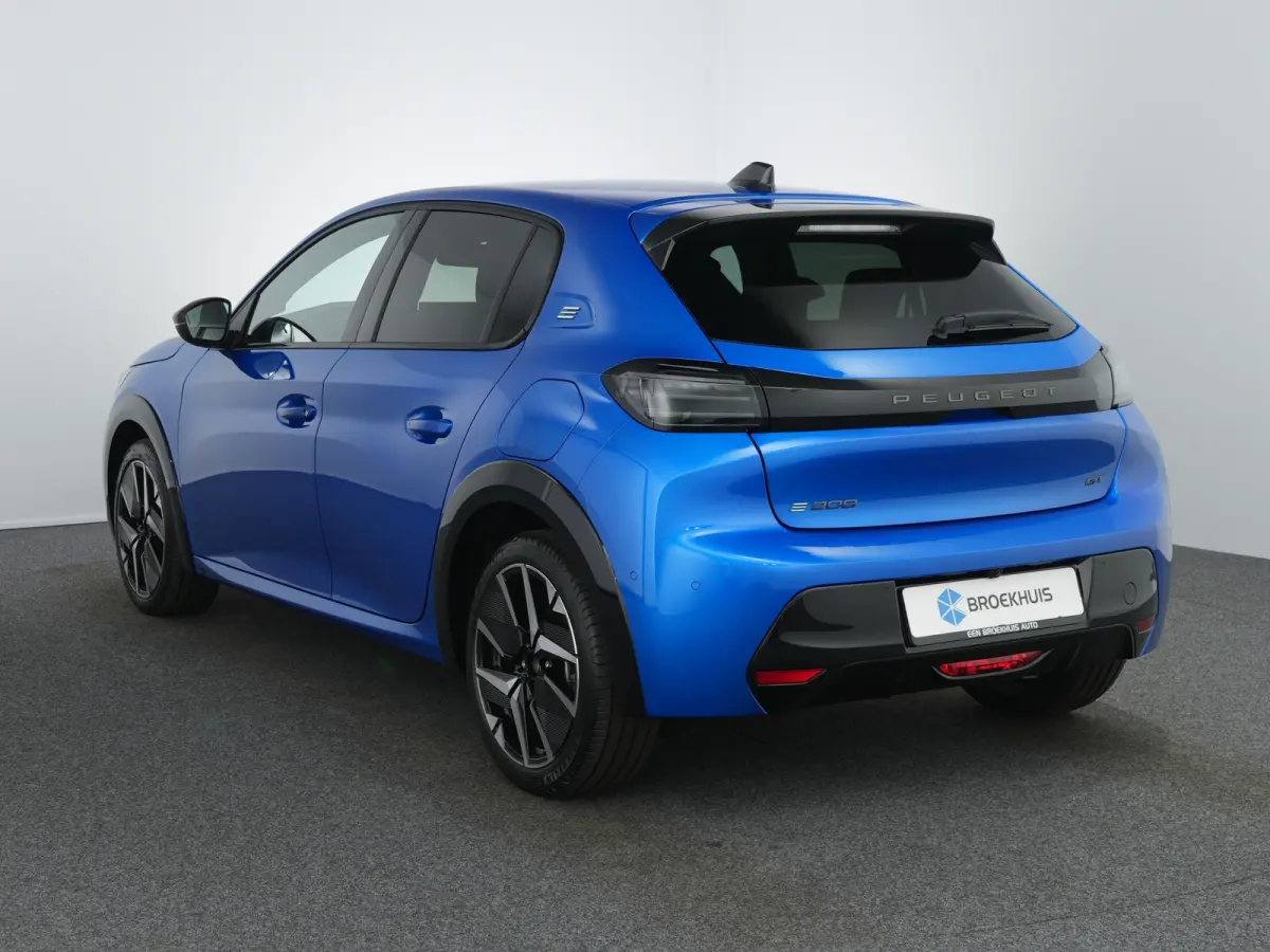 GT | 8 jaar fabrieksgarantie of 160.000 kilometer op het accupakket | Adaptieve cruise control met Stop&Go functie | Armsteunen op de voorportieren bekleed met kunstleder met groen sierstiks