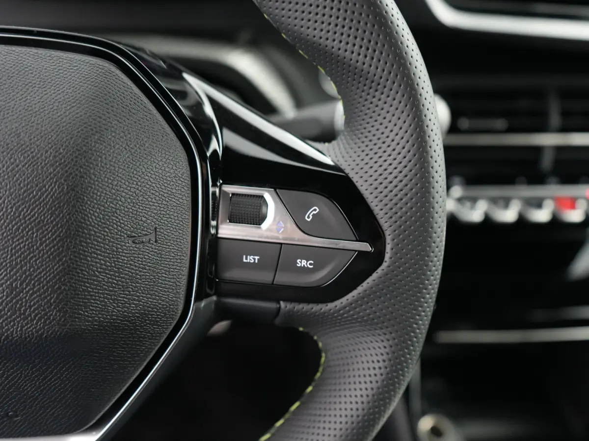 GT | 8 jaar fabrieksgarantie of 160.000 kilometer op het accupakket | Adaptieve cruise control met Stop&Go functie | Armsteunen op de voorportieren bekleed met kunstleder met groen sierstiks