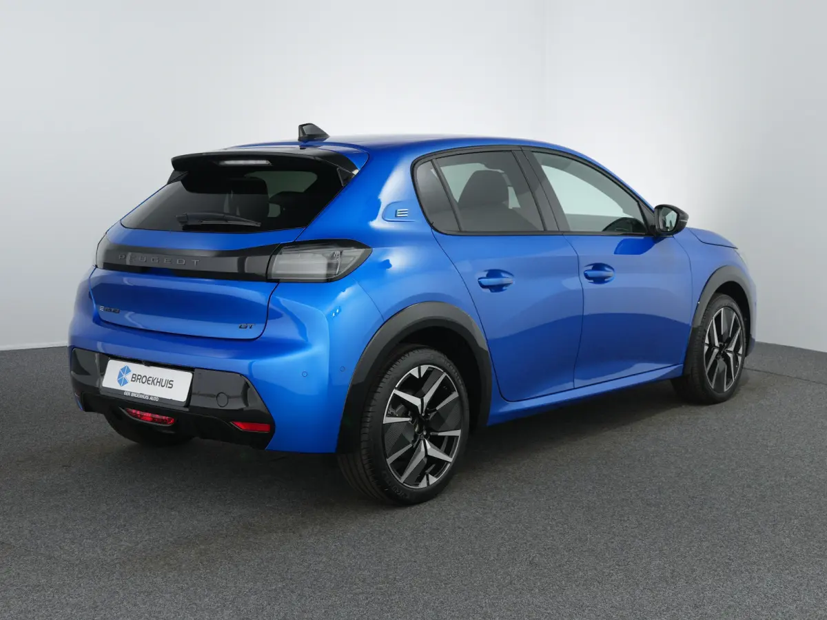 GT | 8 jaar fabrieksgarantie of 160.000 kilometer op het accupakket | Adaptieve cruise control met Stop&Go functie | Armsteunen op de voorportieren bekleed met kunstleder met groen sierstiks