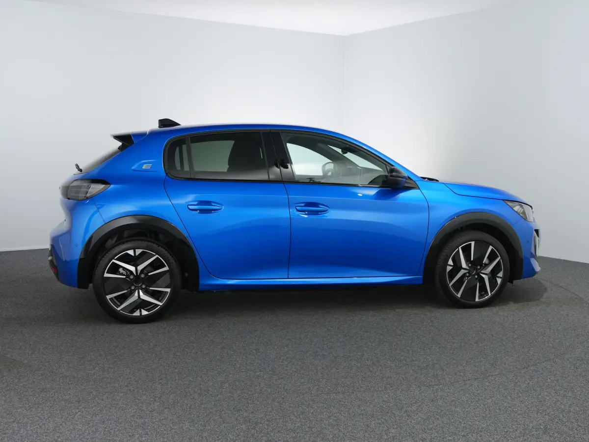 GT | 8 jaar fabrieksgarantie of 160.000 kilometer op het accupakket | Adaptieve cruise control met Stop&Go functie | Armsteunen op de voorportieren bekleed met kunstleder met groen sierstiks