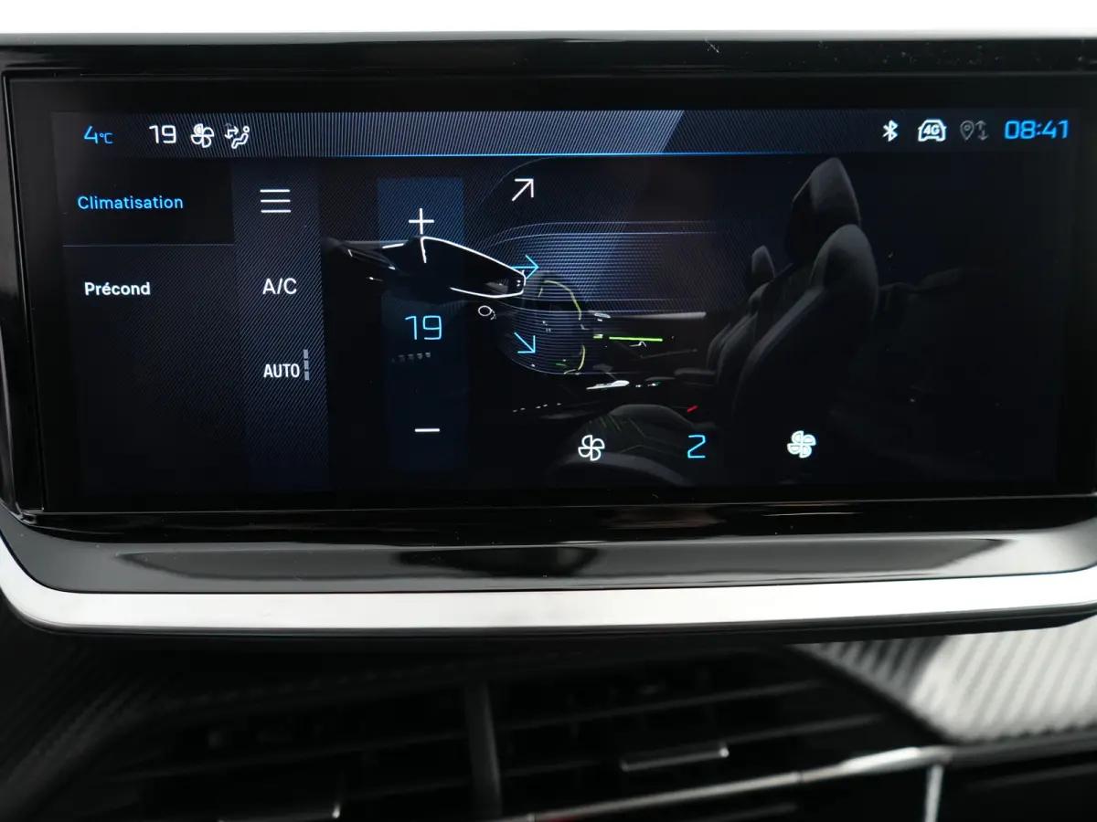 GT | 8 jaar fabrieksgarantie of 160.000 kilometer op het accupakket | Adaptieve cruise control met Stop&Go functie | Armsteunen op de voorportieren bekleed met kunstleder met groen sierstiks