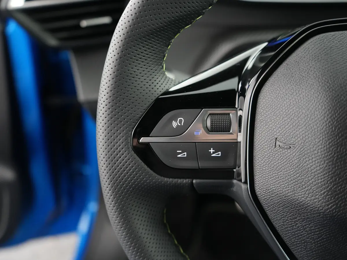 GT | 8 jaar fabrieksgarantie of 160.000 kilometer op het accupakket | Adaptieve cruise control met Stop&Go functie | Armsteunen op de voorportieren bekleed met kunstleder met groen sierstiks