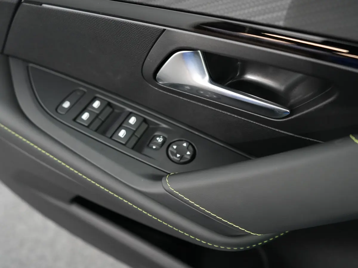 GT | 8 jaar fabrieksgarantie of 160.000 kilometer op het accupakket | Adaptieve cruise control met Stop&Go functie | Armsteunen op de voorportieren bekleed met kunstleder met groen sierstiks