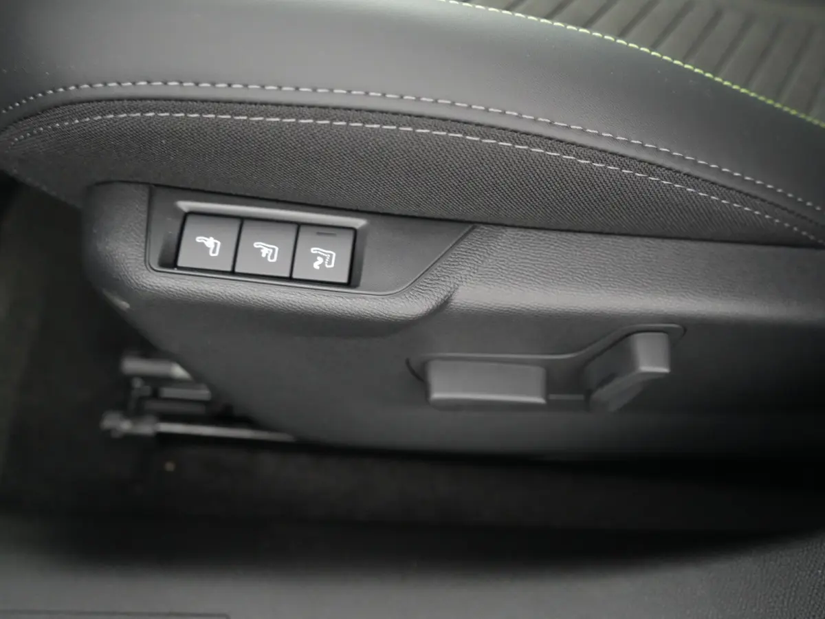 GT | 8 jaar fabrieksgarantie of 160.000 kilometer op het accupakket | Adaptieve cruise control met Stop&Go functie | Armsteunen op de voorportieren bekleed met kunstleder met groen sierstiks