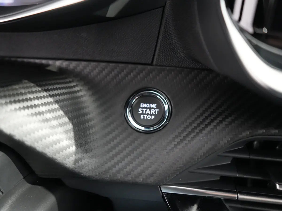 GT | 8 jaar fabrieksgarantie of 160.000 kilometer op het accupakket | Adaptieve cruise control met Stop&Go functie | Armsteunen op de voorportieren bekleed met kunstleder met groen sierstiks