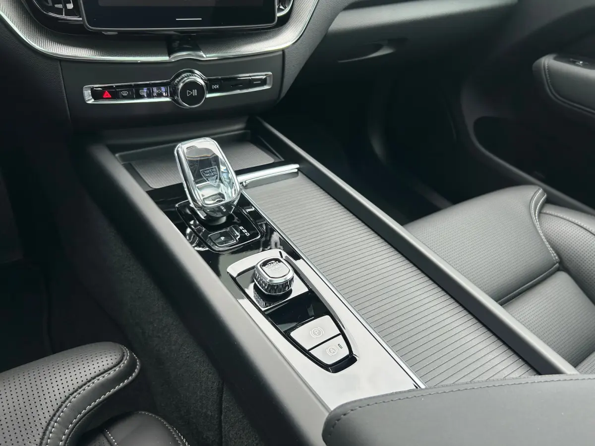 T6 Plus Black Edition Recharge Plug-In Hybrid AWD | H&K | HUD | Pano | Trekhaak | Nappa leder | Stoelventilatie | 360 camera |