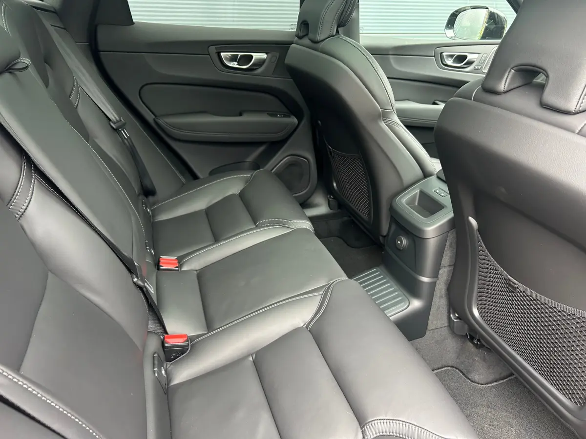 T6 Plus Black Edition Recharge Plug-In Hybrid AWD | H&K | HUD | Pano | Trekhaak | Nappa leder | Stoelventilatie | 360 camera |
