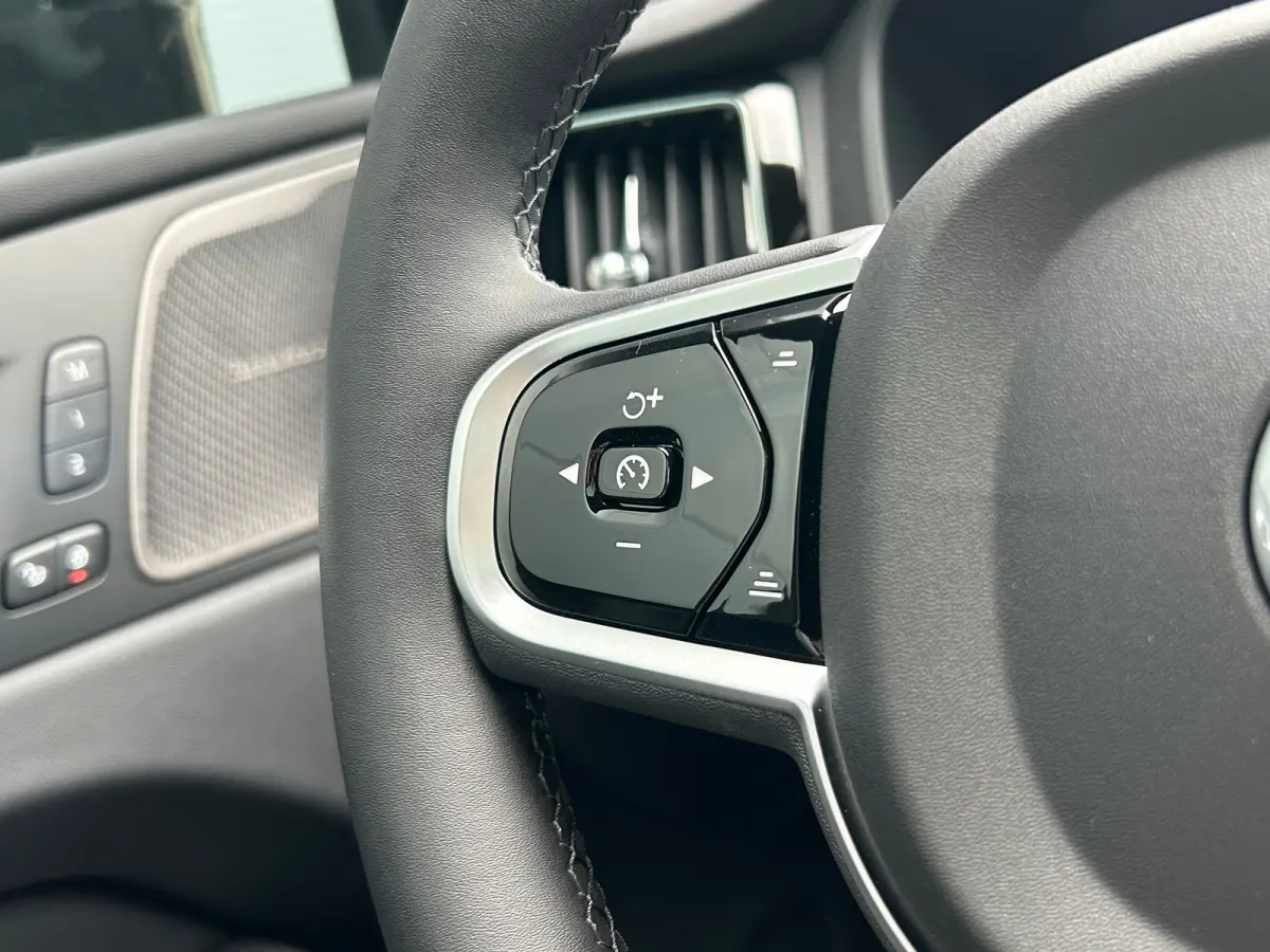 T6 Plus Black Edition Recharge Plug-In Hybrid AWD | H&K | HUD | Pano | Trekhaak | Nappa leder | Stoelventilatie | 360 camera |