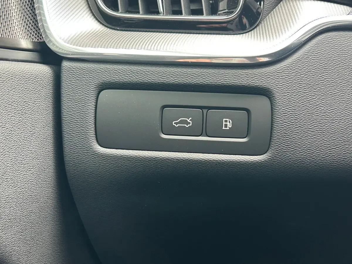 T6 Plus Black Edition Recharge Plug-In Hybrid AWD | H&K | HUD | Pano | Trekhaak | Nappa leder | Stoelventilatie | 360 camera |