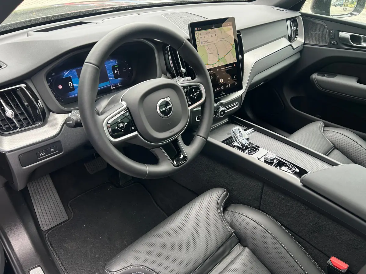 T6 Plus Black Edition Recharge Plug-In Hybrid AWD | H&K | HUD | Pano | Trekhaak | Nappa leder | Stoelventilatie | 360 camera |
