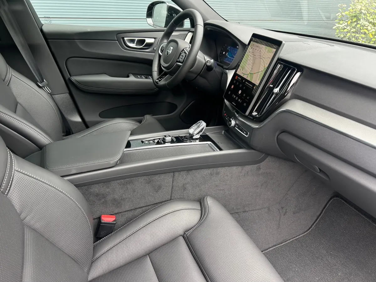 T6 Plus Black Edition Recharge Plug-In Hybrid AWD | H&K | HUD | Pano | Trekhaak | Nappa leder | Stoelventilatie | 360 camera |