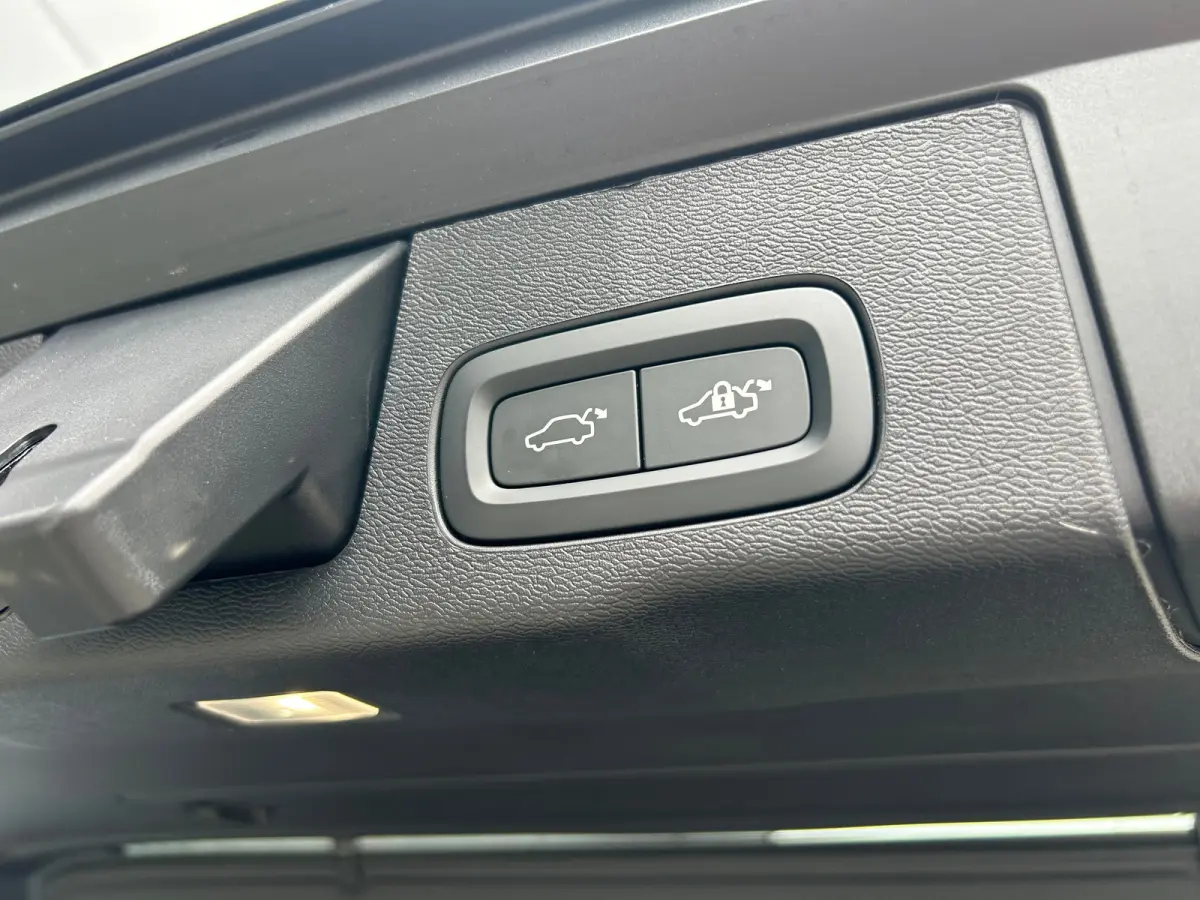 T6 Plus Black Edition Recharge Plug-In Hybrid AWD | H&K | HUD | Pano | Trekhaak | Nappa leder | Stoelventilatie | 360 camera |