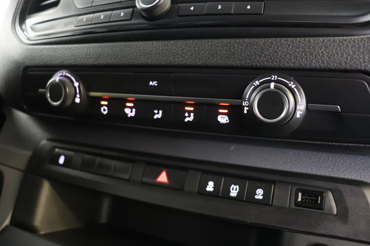 2.0 BlueHDI 145PK L3 Dubbele Cabine Automaat EURO 6 - Airco - Cruise - PDC - € 18.950,- Excl.