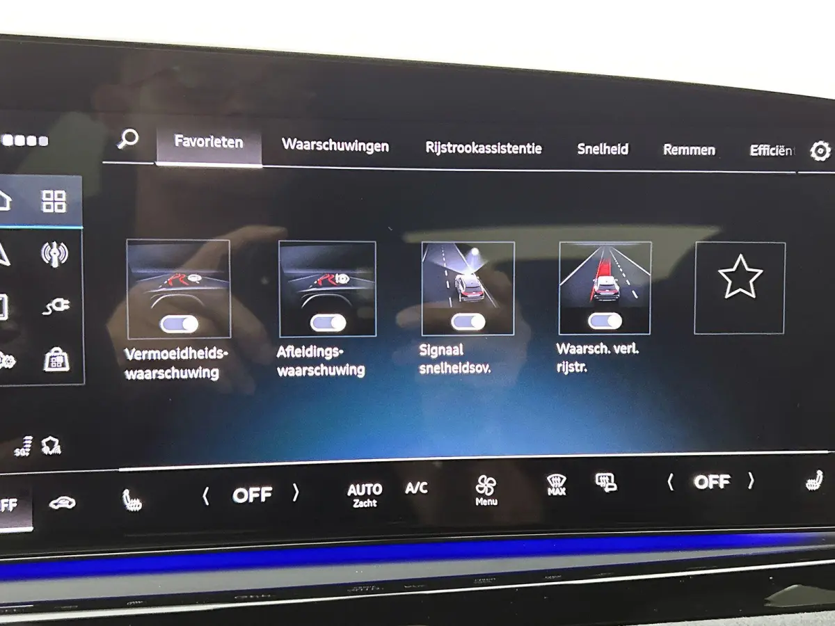 Avant 2.0 quattro S edition Navigatie | Trekhaak | 20" Lm Velgen | Achteruitrij Camera | Apple Carplay | Optiek pakket Zwart | Airco