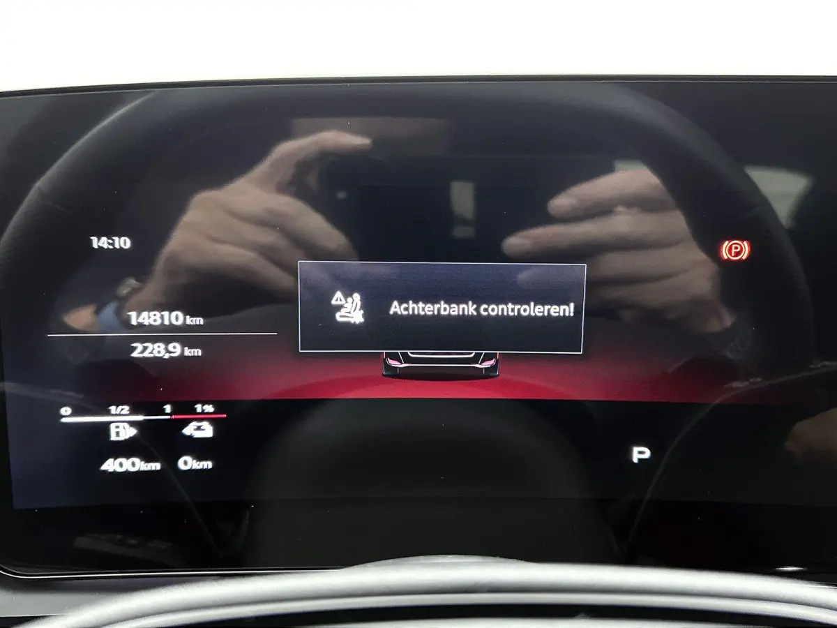Avant 2.0 quattro S edition Navigatie | Trekhaak | 20" Lm Velgen | Achteruitrij Camera | Apple Carplay | Optiek pakket Zwart | Airco