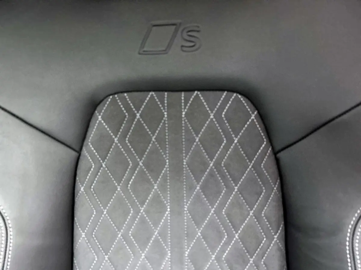 Avant 2.0 quattro S edition Navigatie | Trekhaak | 20" Lm Velgen | Achteruitrij Camera | Apple Carplay | Optiek pakket Zwart | Airco