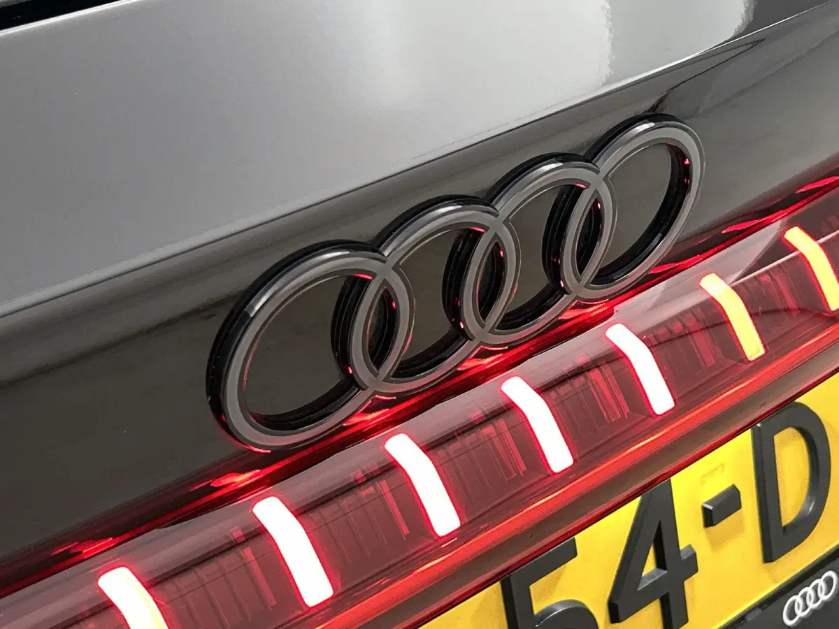 Avant 2.0 quattro S edition Navigatie | Trekhaak | 20" Lm Velgen | Achteruitrij Camera | Apple Carplay | Optiek pakket Zwart | Airco