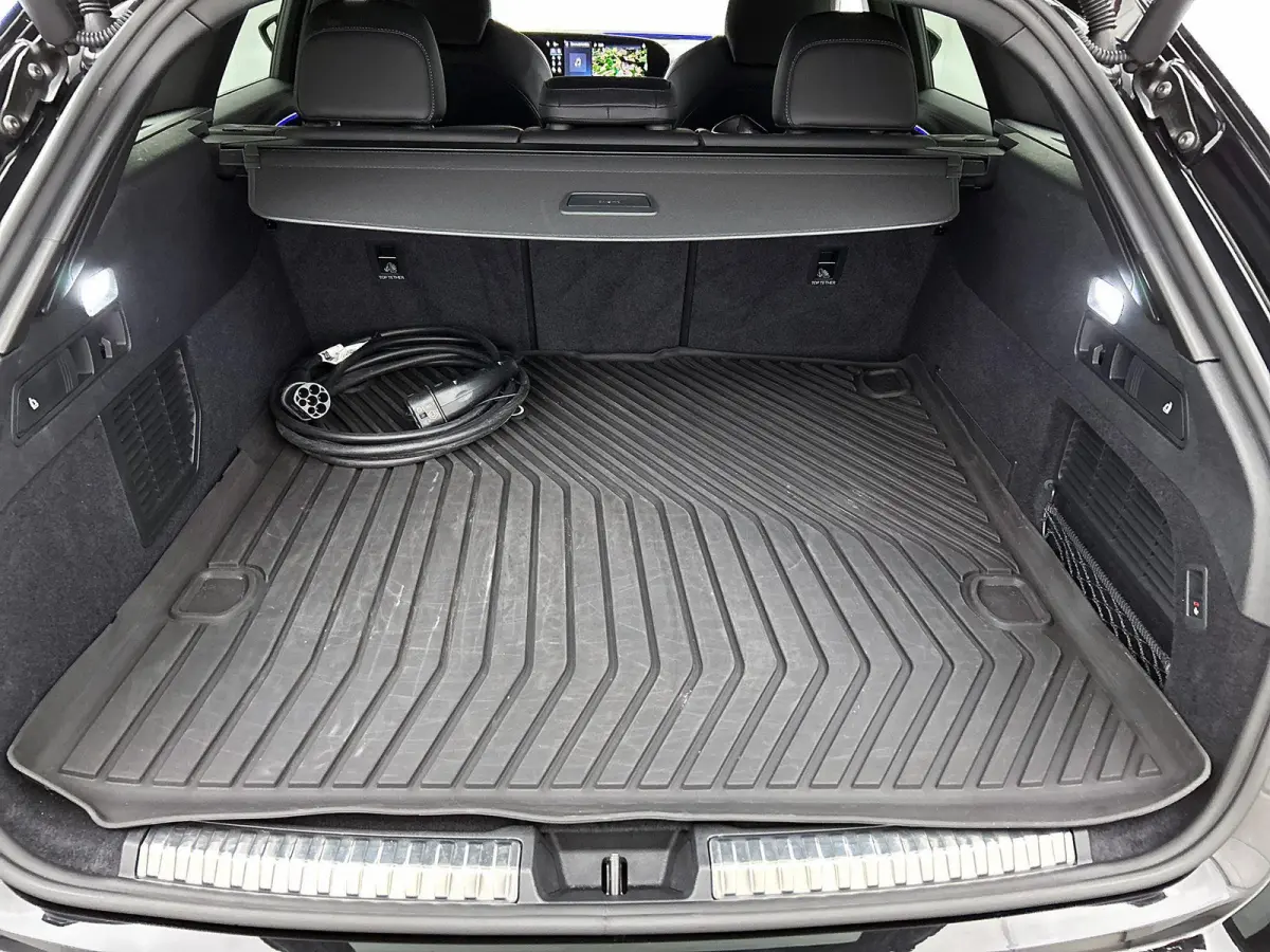 Avant 2.0 quattro S edition Navigatie | Trekhaak | 20" Lm Velgen | Achteruitrij Camera | Apple Carplay | Optiek pakket Zwart | Airco