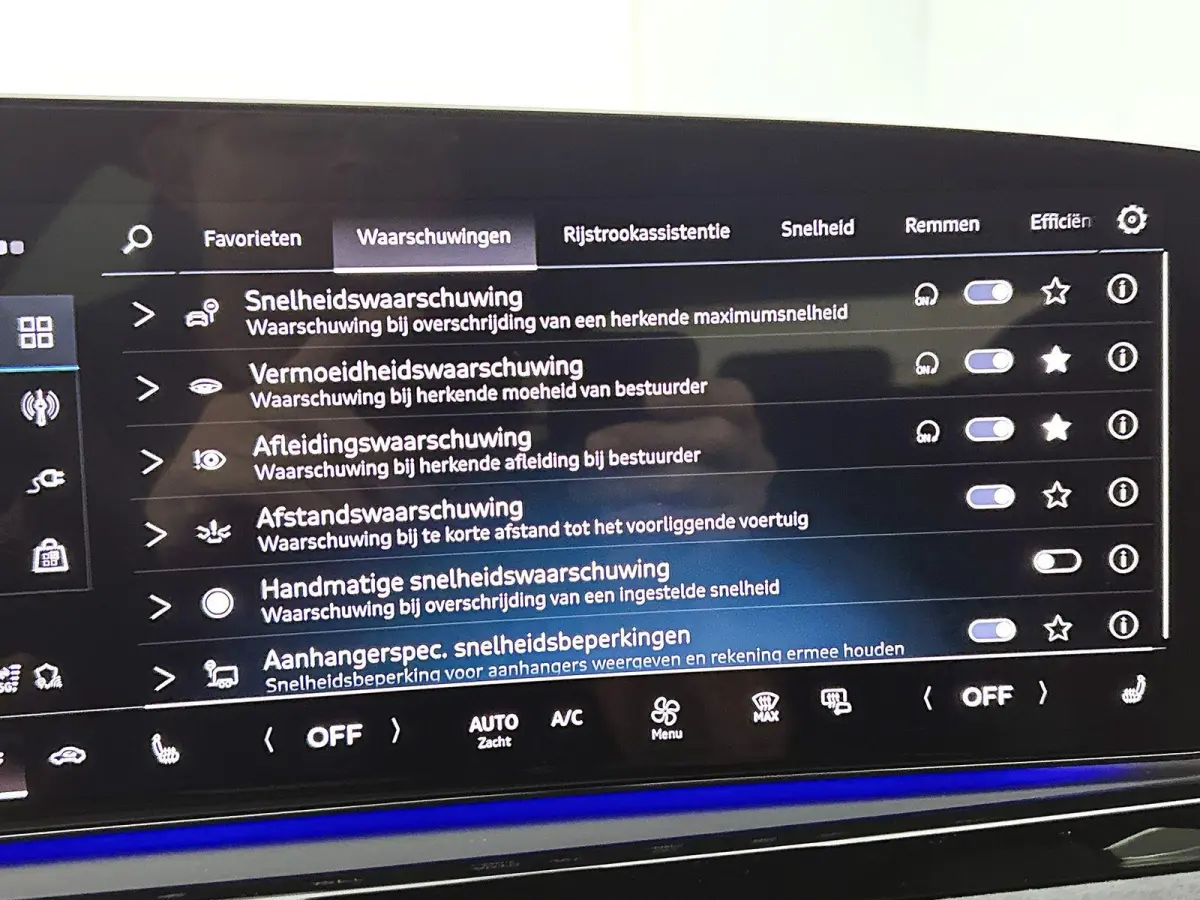 Avant 2.0 quattro S edition Navigatie | Trekhaak | 20" Lm Velgen | Achteruitrij Camera | Apple Carplay | Optiek pakket Zwart | Airco