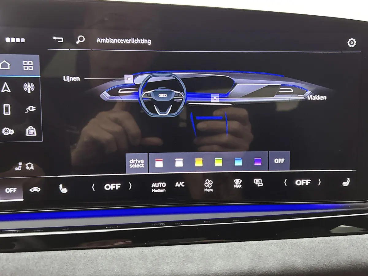 Avant 2.0 quattro S edition Navigatie | Trekhaak | 20" Lm Velgen | Achteruitrij Camera | Apple Carplay | Optiek pakket Zwart | Airco